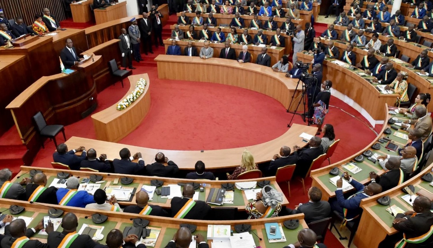 Côte d'Ivoire:   Parlement, deux sessions ordinaires prévues dans l'année, la première de janvier à juin et la seconde d'octobre à décembre