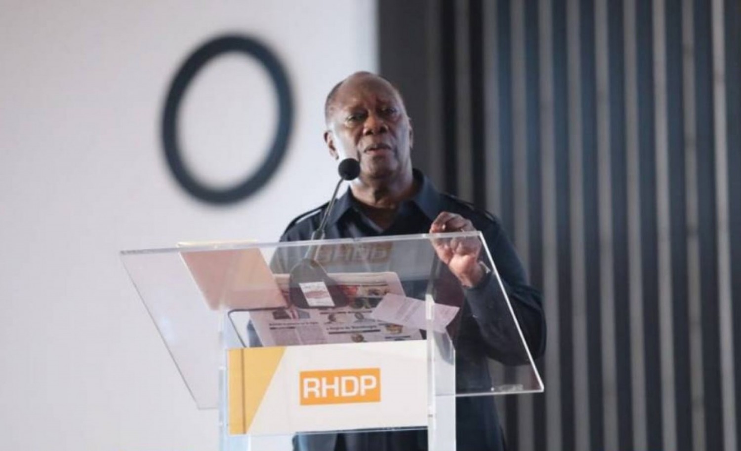 Côte d'Ivoire :   Investiture des candidats RHDP, défaillances d'éclairage dans la salle, du micro, Alassane Ouattara attire publiquement l'attention de Fabrice Sawegnon sur les ratés