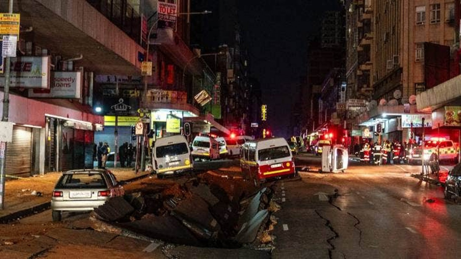 Afrique du Sud : Une mystérieuse explosion éventre une rue à Johannesburg, un mort et 40 blessés