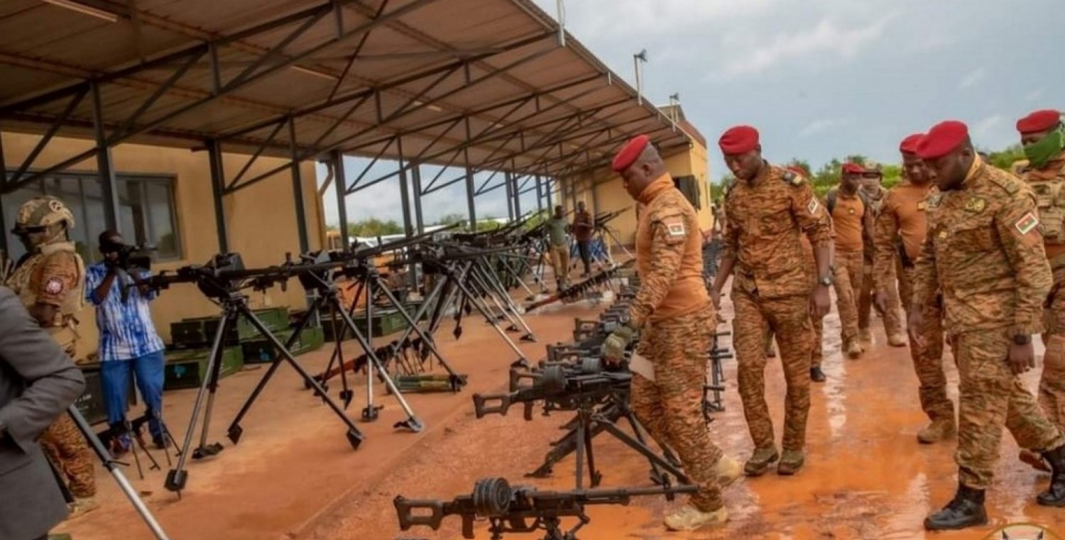 Burkina Faso : Effort de guerre, le capitaine Traoré présente de nouvelles acquisitions d'armes et visite des unités combattantes