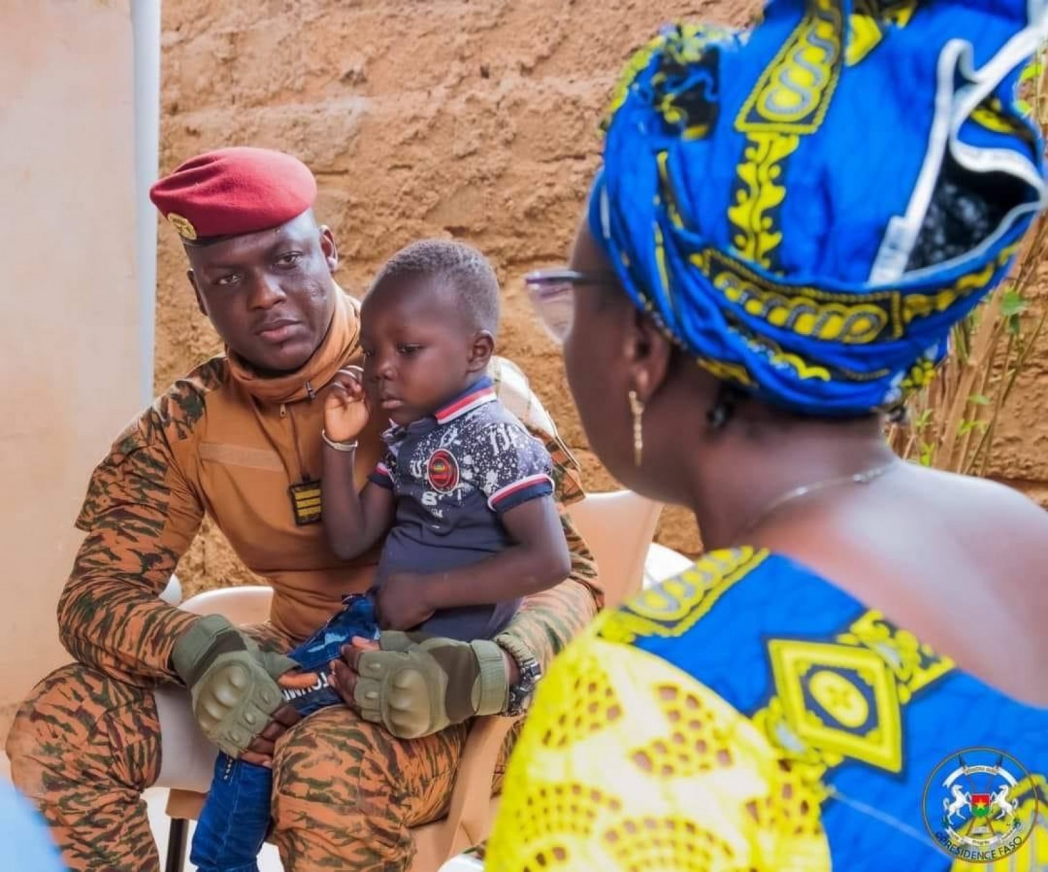 Burkina Faso : Le capitaine Ibrahim Traoré visite des familles de soldats tombés au front