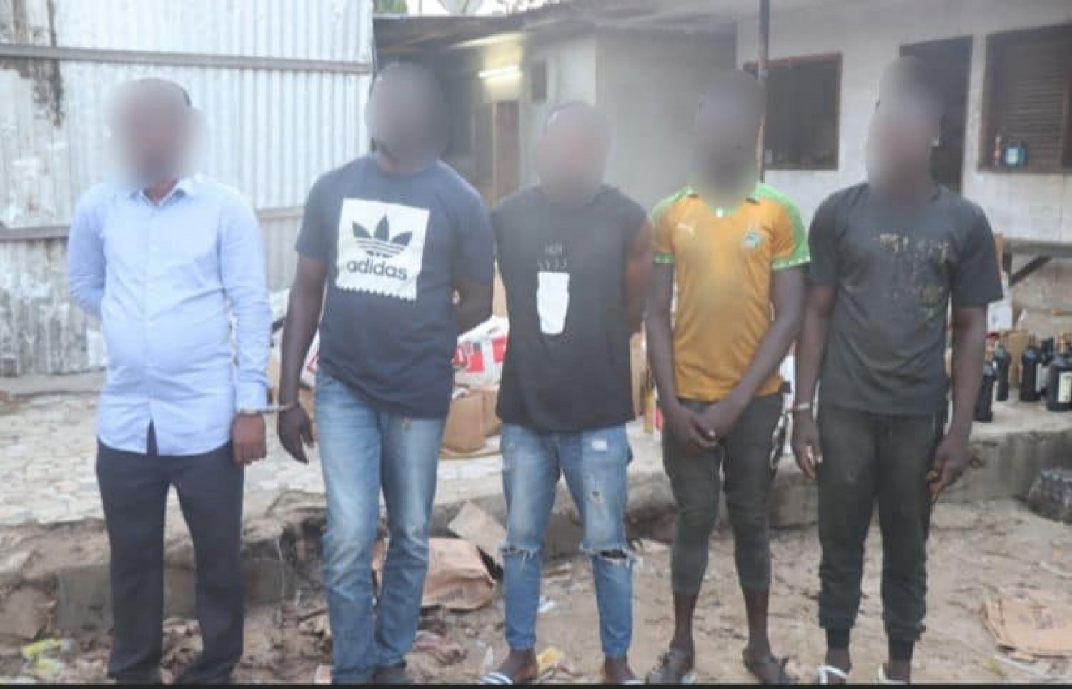 Côte d'Ivoire : Lutte contre la contrefaçon, la Gendarmerie démantèle un entrepôt de boissons frelatées à Abobo, le gérant et 04 collaborateurs interpellés