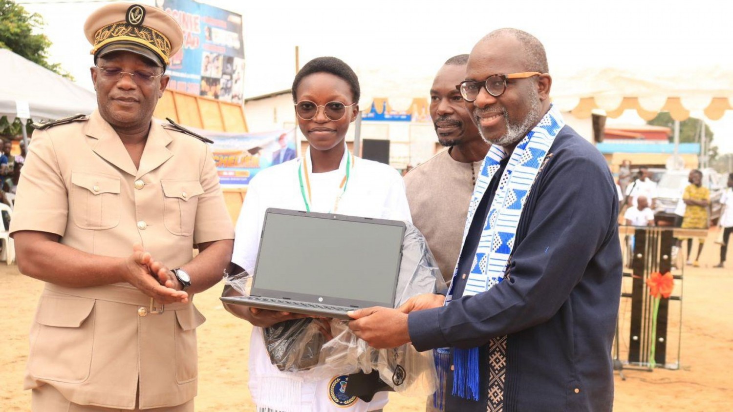 Côte d'Ivoire : Célébration de l'excellence, le maire Hyppolite Ebagnitchie honore les premiers bacheliers du lycée moderne d'Assinie