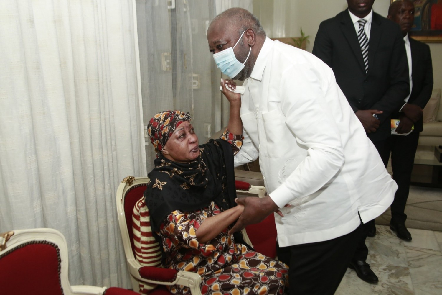 Côte d'Ivoire : Le couple Ouattara et Gbagbo au chevet d'une Henriette Bédié, effondrée par le décès de son époux