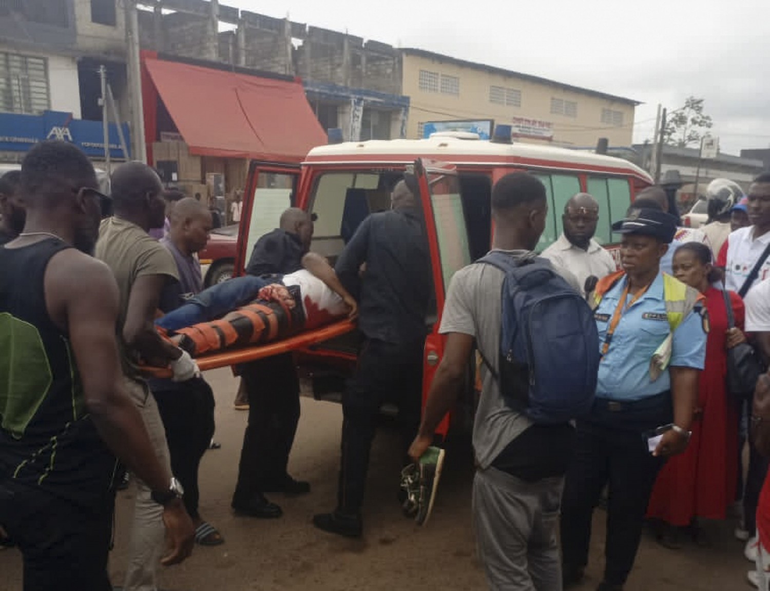 Côte d'Ivoire :   Yopougon Bel Air, un jeune homme agressé à l'arme à proximité d'une banque, son sac contenant de l'argent emporté