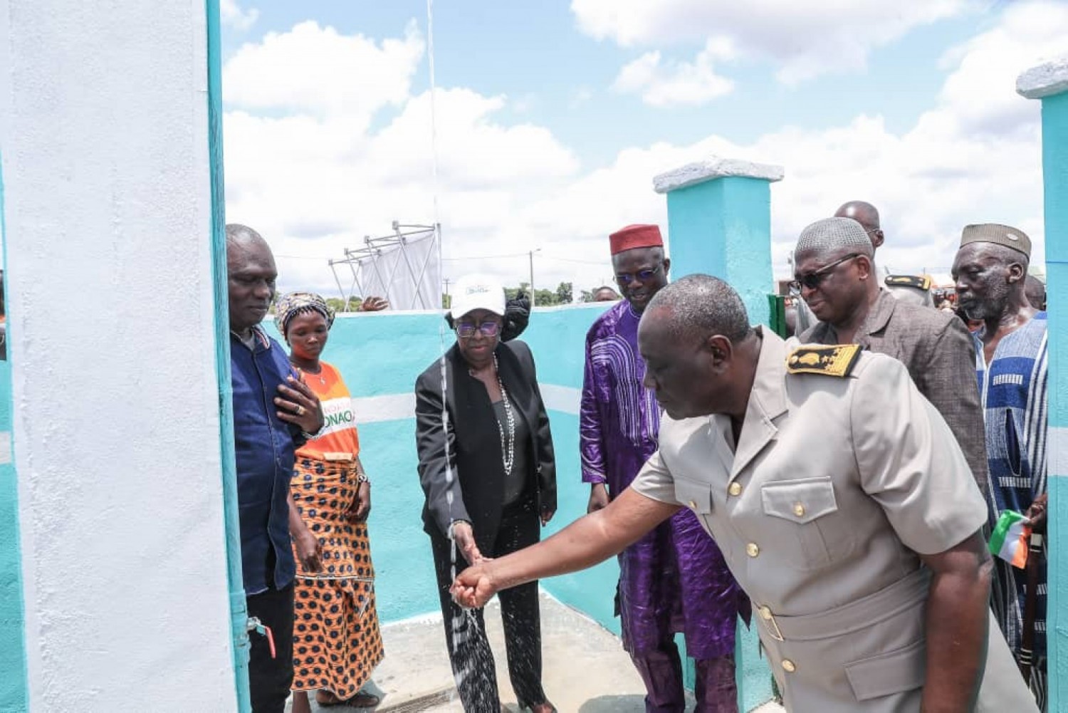 Côte d'Ivoire:   Caravane du social, la Fondation LONACI offre une école de trois classes à Zaguinasso et une pompe hydraulique à Sienkeletienvogo