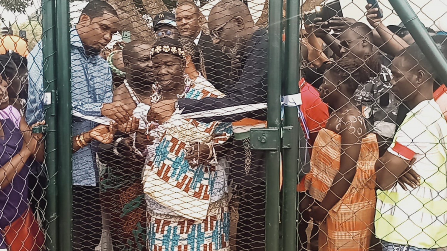 Côte d'Ivoire : Samuel Eto'o inaugure le premier complexe sportif d'Assouindé et est fait Prince d'Assinie
