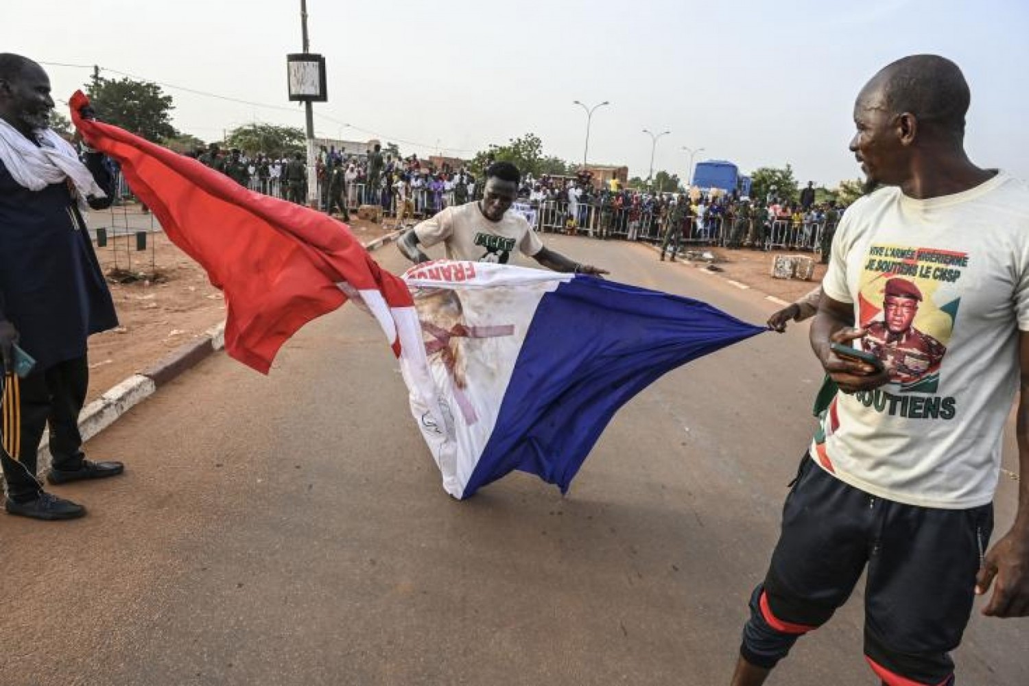 Niger : Expulsion de l'ambassadeur français, Macron veut s'entretenir d'abord avec Bazoum