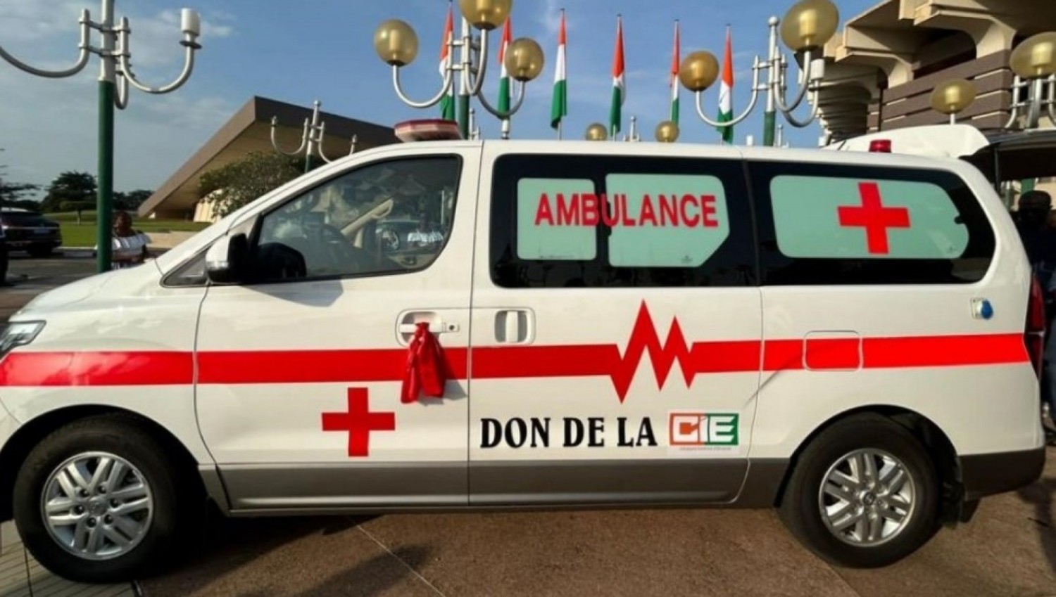 Côte d'Ivoire : Parrainage INPHB, la CIE fait don d'une ambulance Médicalisée d'une valeur de plus de 30 millions