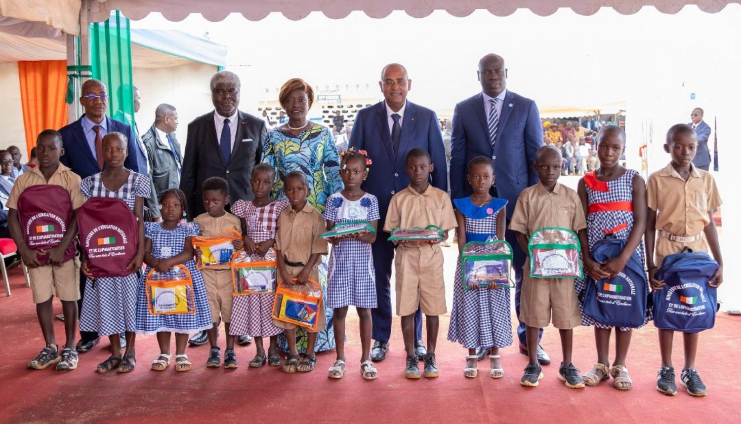 Côte d'Ivoire : Patrick Achi distribue des kits scolaires à Songon