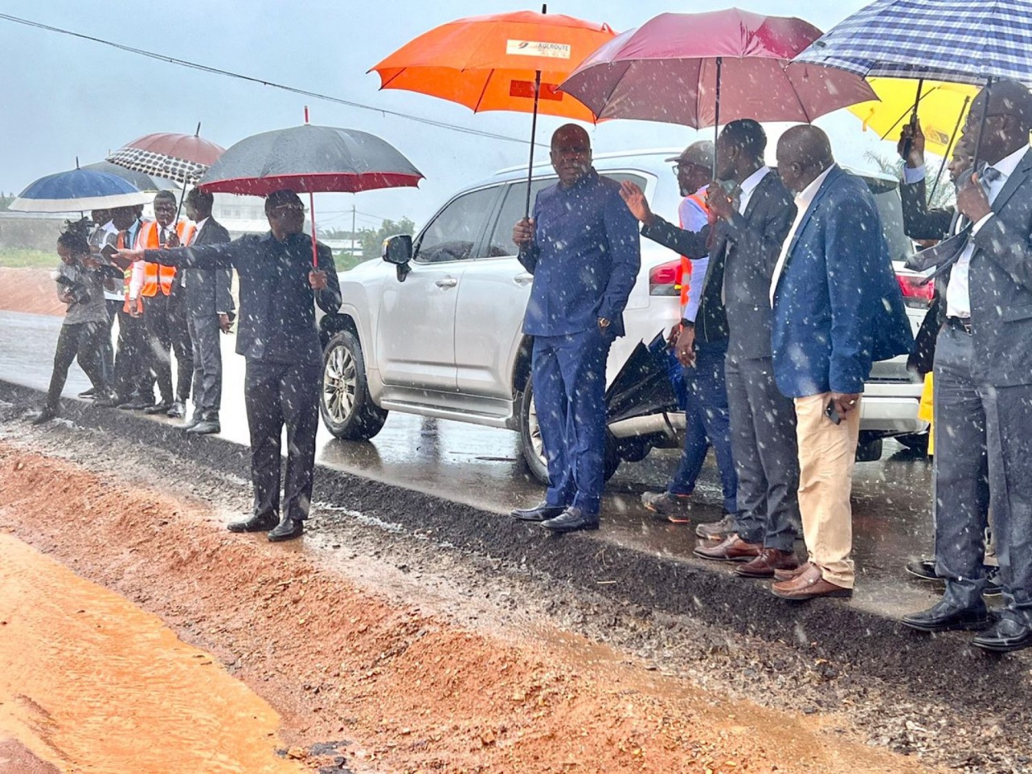 Côte d'Ivoire :  Travaux de dédoublement de la route de la prison civile, Amédée Kouakou et Françoise Remarck sur le terrain pour s'enquérir de l'état d'avancement de l'ouvrage