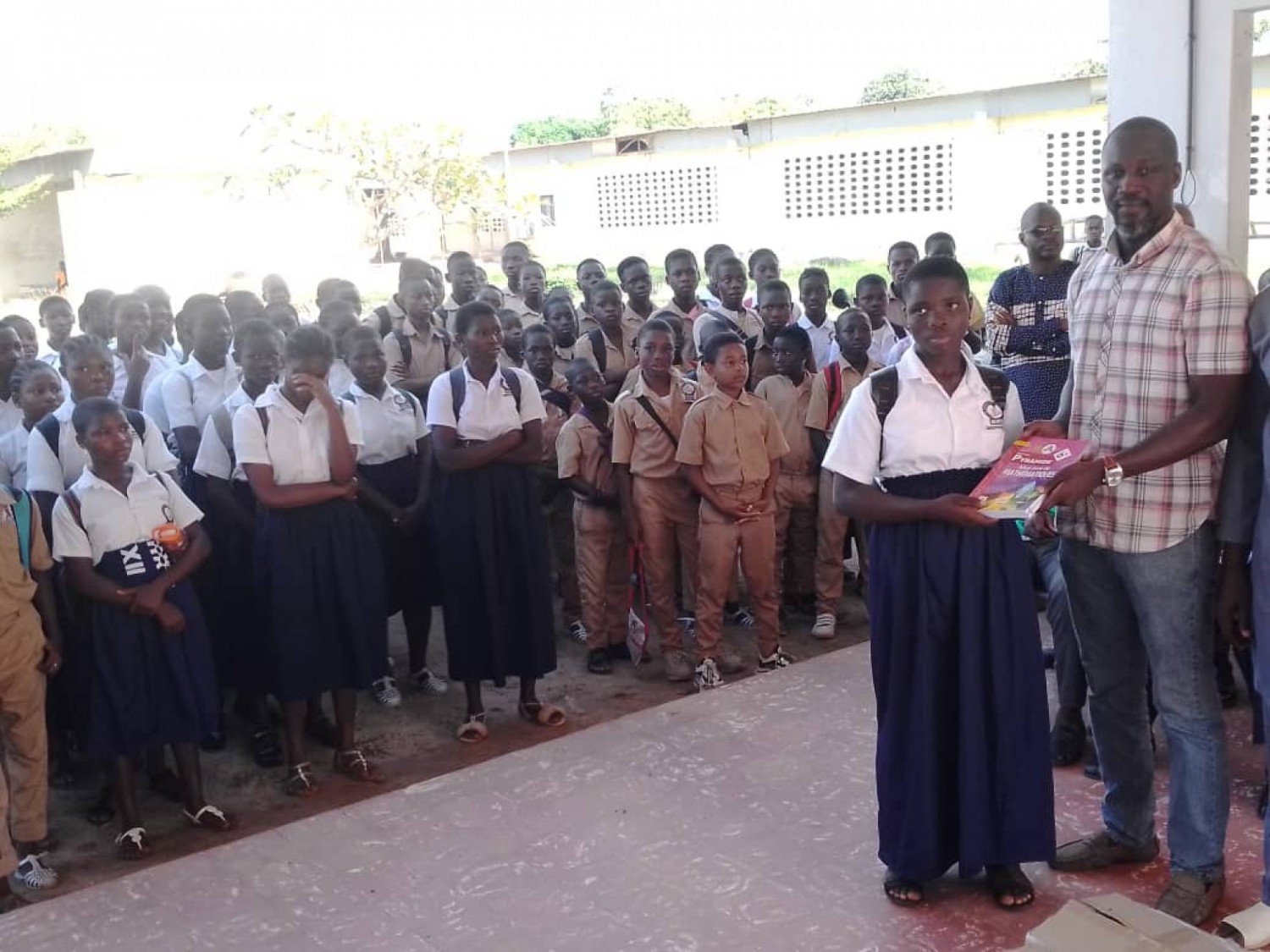 Côte d'Ivoire : Béoumi, les parents d'élèves d'une entreprise et les élèves du lycée moderne reçoivent des kits scolaires