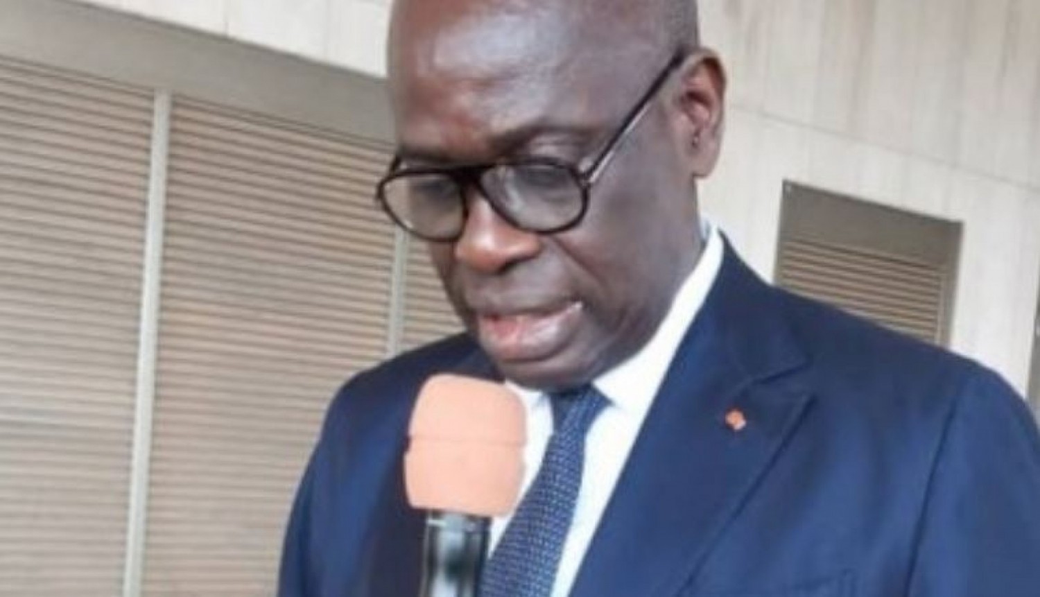 Côte d'Ivoire : Rentrée Scolaire 2023-2024, le Gouverneur du District Autonome de Yamoussoukro fait don de 1000 tables-bancs à la DRENA