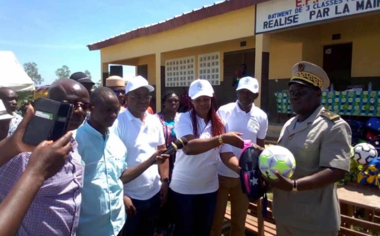 Côte d'Ivoire : Ferké, des cadres soulagent les parents d'élèves du village Kapissorivogo pour la rentrée scolaire