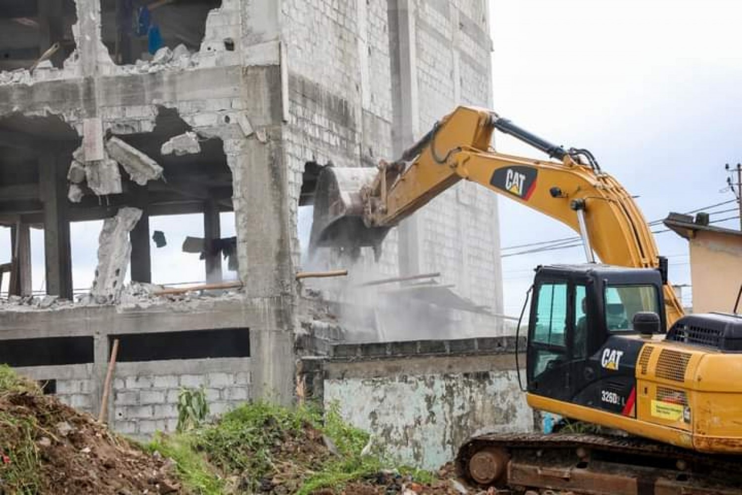 Côte d'Ivoire : Treichville, érigé sans autorisation, un immeuble R+4, détruit