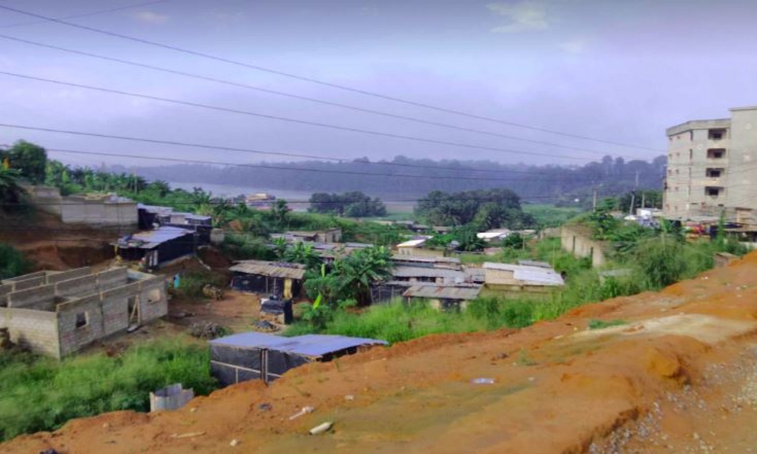 Côte d'Ivoire : Yopougon, à la découverte d'un quartier précaire en pleine extension, attention danger !