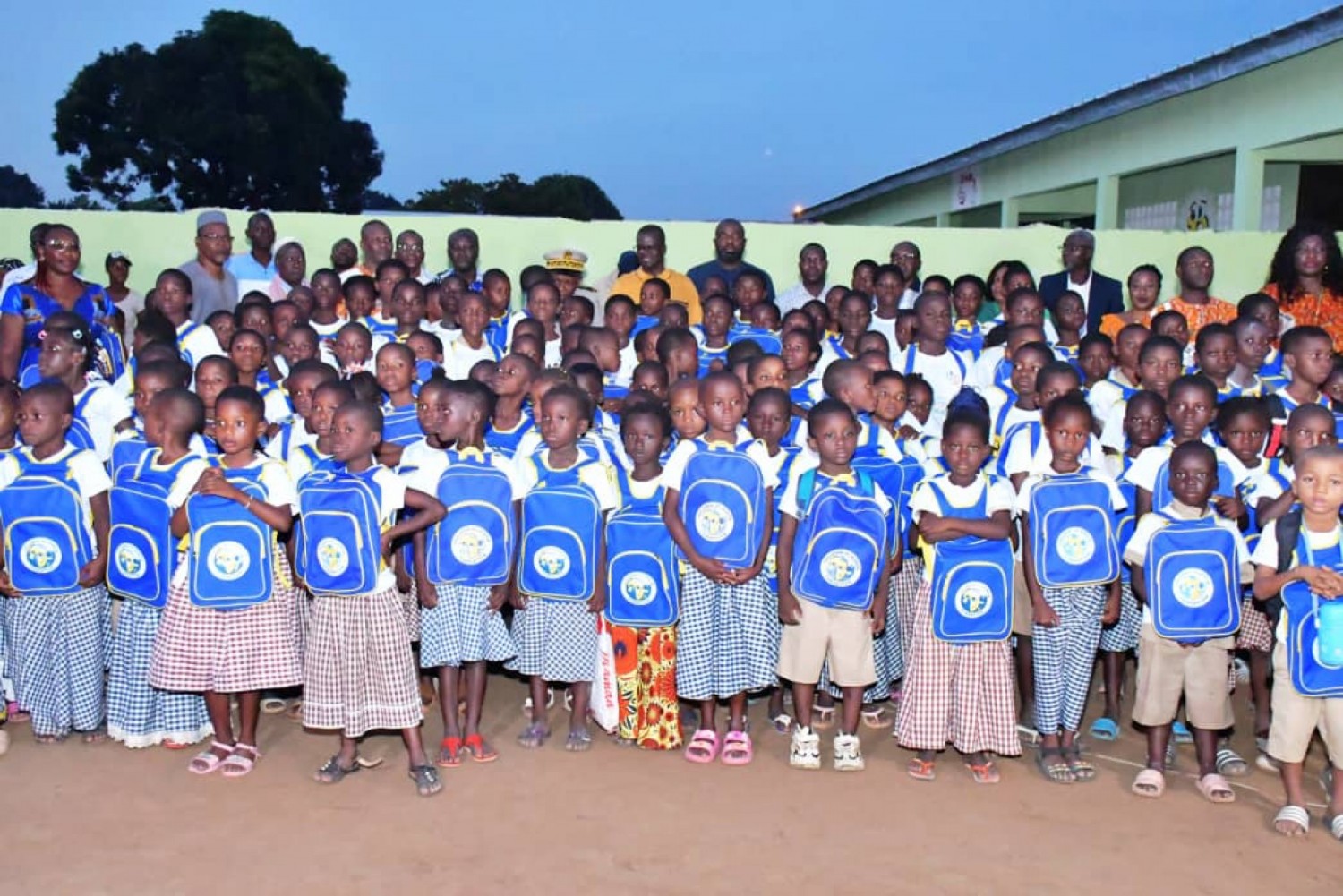 Côte d'Ivoire :   Katiola, la première Dame fait don de kits scolaires aux élèves de l'EPP Dominique Ouattara de Mangorosso