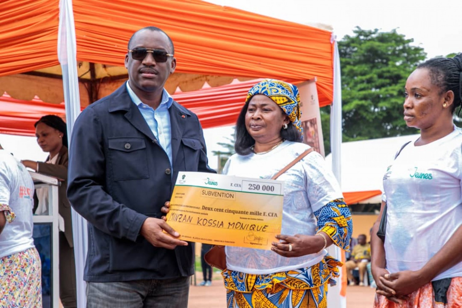 Côte d'Ivoire : Bouaké, Mamadou Touré remet des chèques et du matériel à des acteurs du secteur informel en marge d'une visite à l'Auberge des jeunes