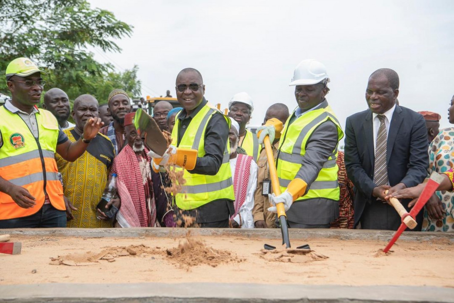 Côte d'Ivoire : Bouaké, CAN 2023, les travaux de bitumage et de réhabilitation de 13,5 km de voiries lancés par le maire Amadou Koné