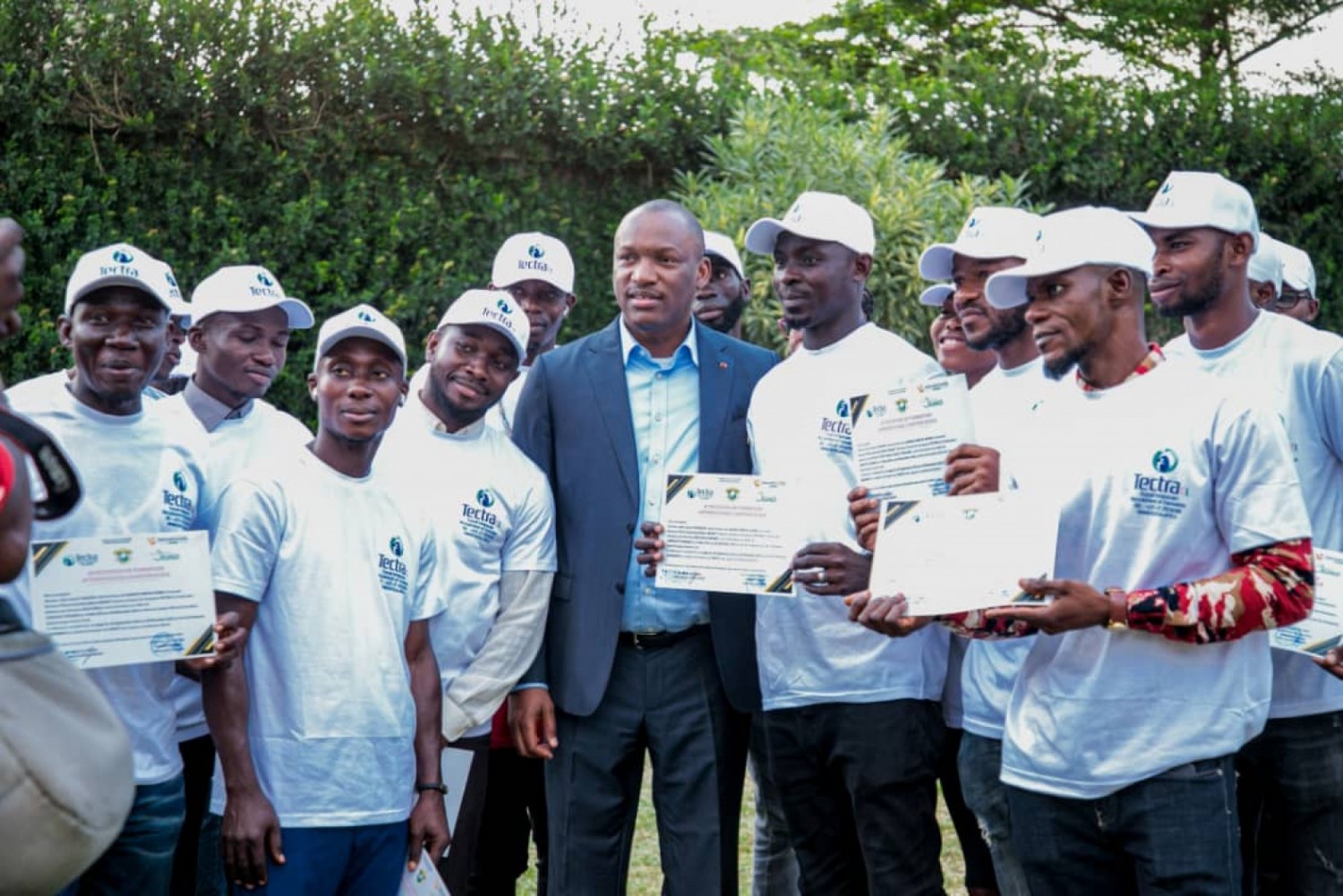 Côte d'Ivoire :     Mise en oeuvre du PJGouv, 500 jeunes formés aux métiers de la manutention, BTP et Phytosanitaires, reçoivent leurs attestations