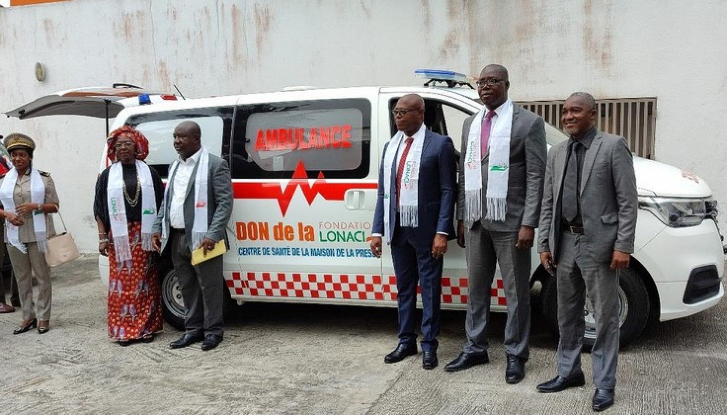 Côte d'Ivoire : La Fondation LONACI fait don de quatre ambulances médicalisées neuves d'une valeur de 100 millions de FCFA à des centres de santé dont celui de la maison de la presse