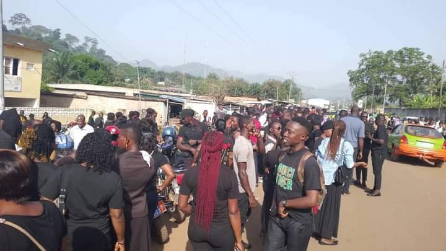 Côte d'Ivoire : Man, assassinat d'une institutrice enceinte et son enfant de 07, des enseignants manifestent dans la ville