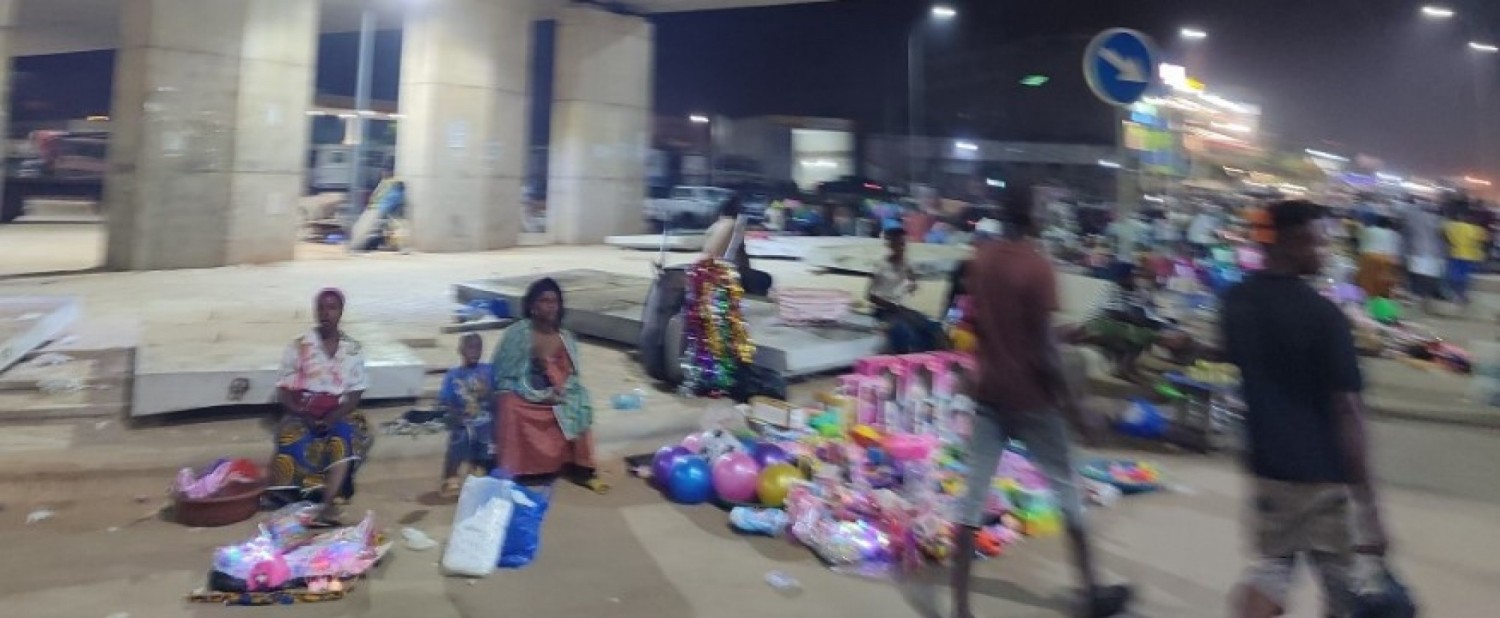 Côte d'Ivoire :  Le tunnel d'Abobo toujours fermé, les alentours de l'échangeur de N'dotré transformé en marché de nuit