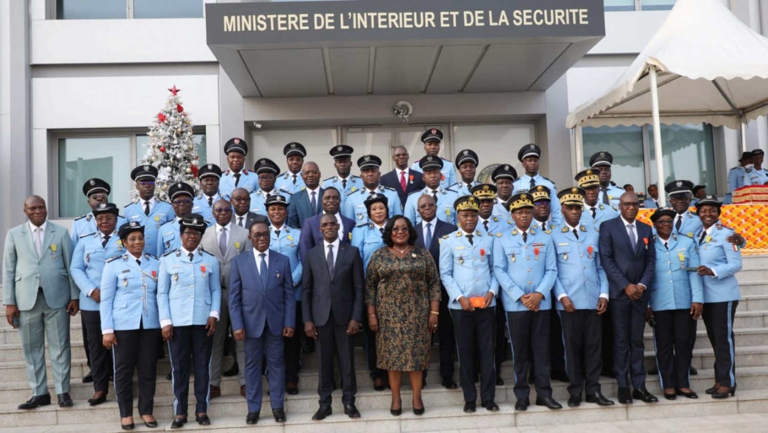 Côte d'Ivoire : Célébration du mérite et de l'excellence, le général Vagondo Diomandé honore 39 agents de son ministère et les encourage à démeurer des modèles