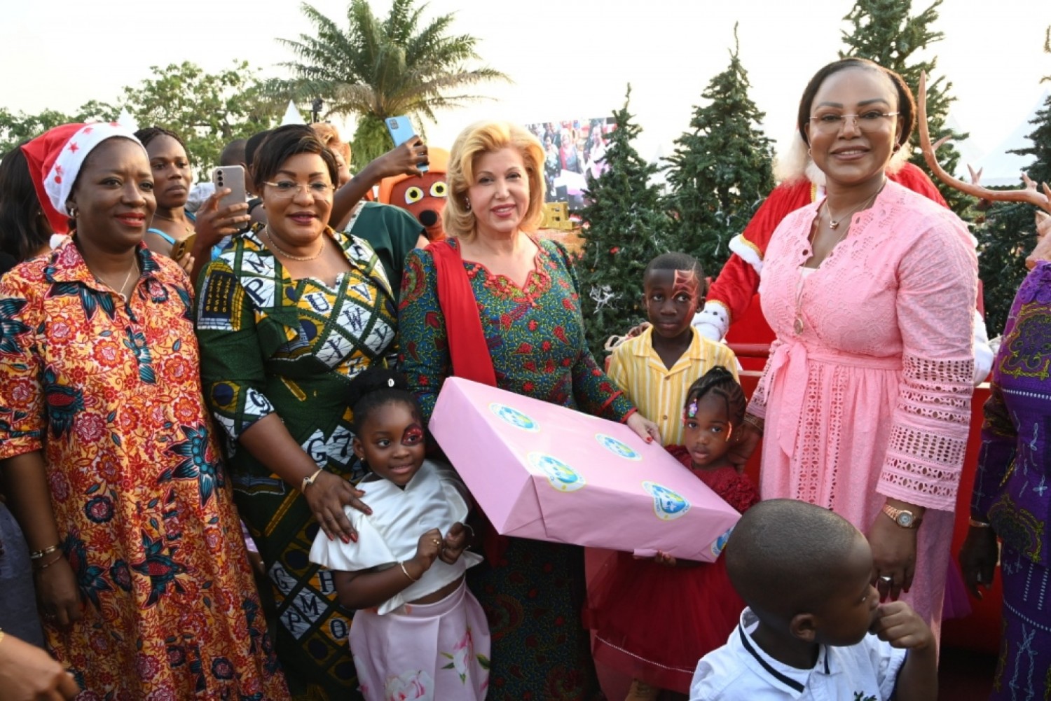 Côte d'Ivoire : Fêtes de fin d'année 2023, Dominique Ouattara donne le sourire à 3000 enfants autour d'un arbre de Noël organisé à la Présidence