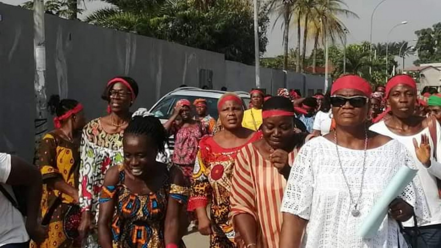 Côte d'Ivoire : PPA-CI, élection contestée de la présidente de la ligue des femmes, manifestation des militantes devant le siège de leur parti