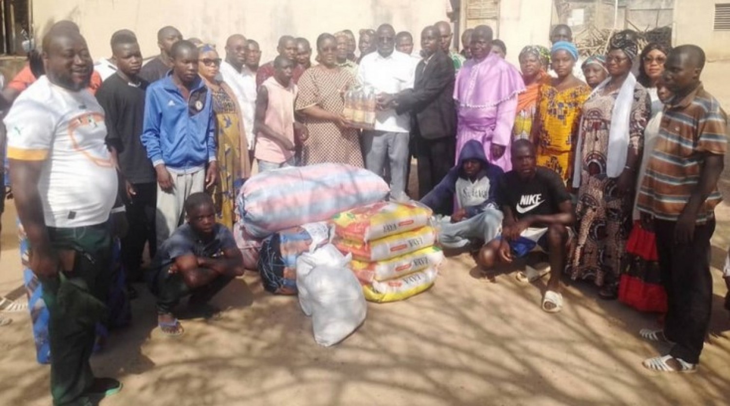 Côte d'Ivoire : Bouaké, les pensionnaires de Saint Camille et du Camp Pénal reçoivent des dons du ministre Sidi Touré