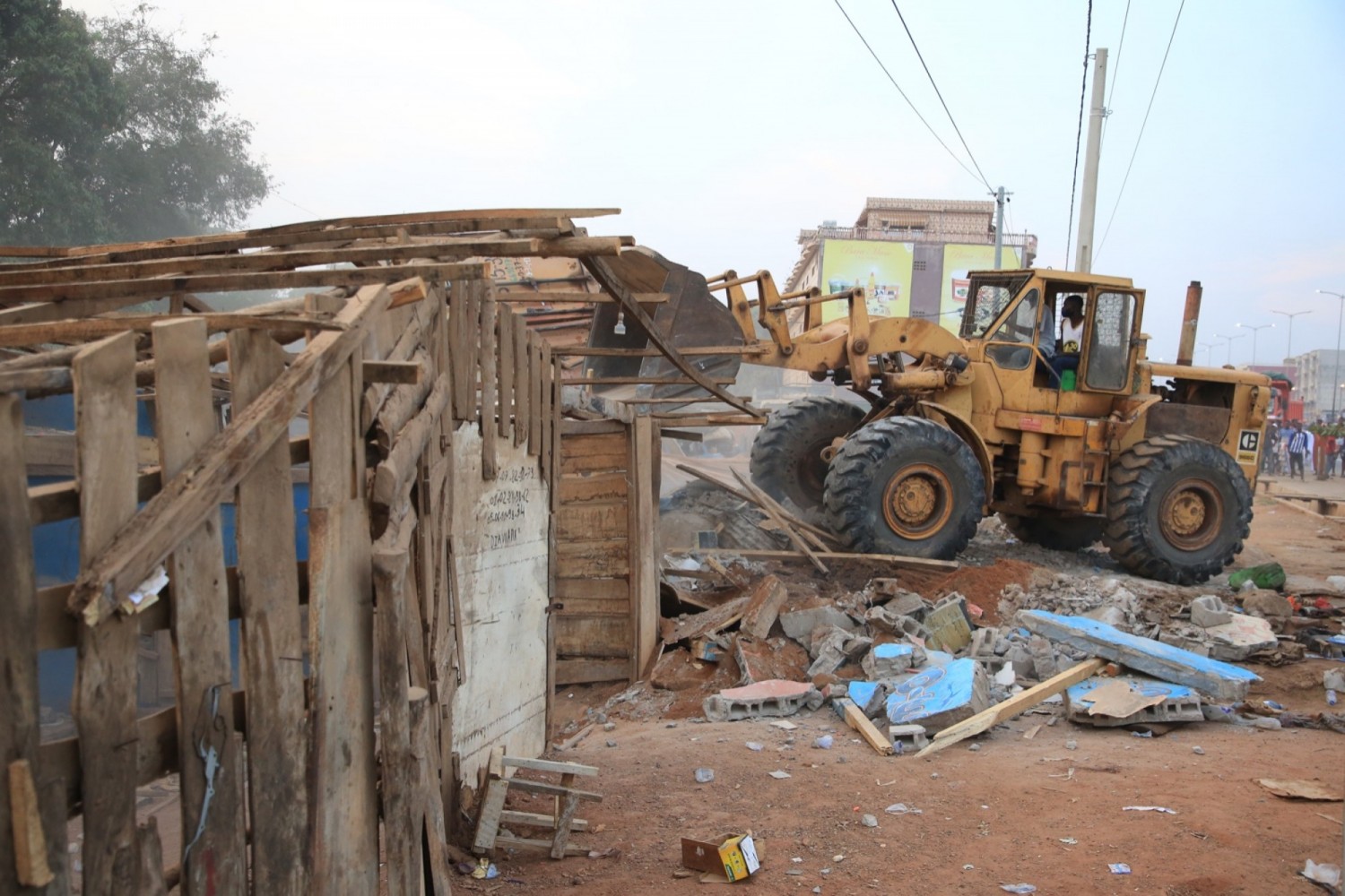 Côte d'Ivoire : En prélude à la CAN 2023, assainissement de la ville de Yamoussoukro, 500 engins enlevés sur les voies, 2000 abris précaires encombrants le domaine public détruits
