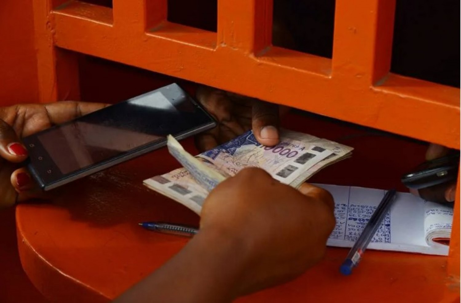Côte d'Ivoire : Les propriétaires de points de vente mobile money veulent désormais exiger les pièces d'identités pour les retraits d'argent