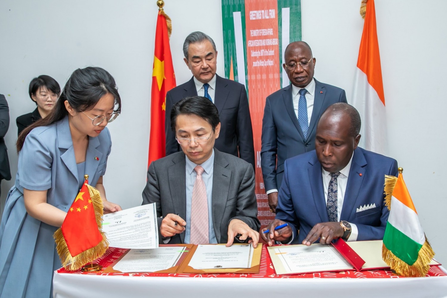 Côte d'Ivoire : CAN, le gouvernement chinois fait don de 6 autobus à propulsion électrique et des bornes de recharge