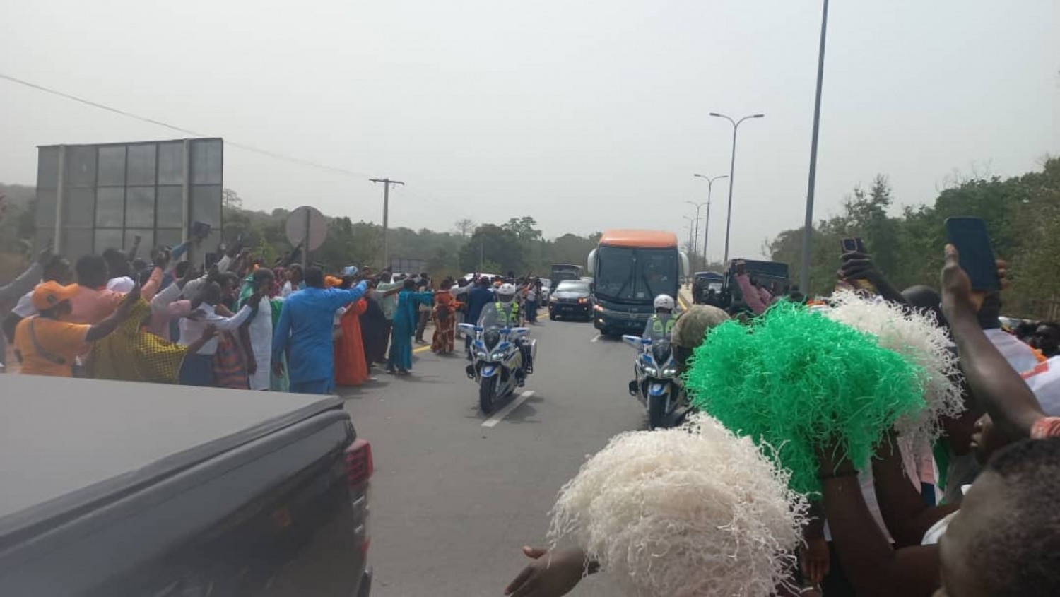 Côte d'Ivoire : Bouaké, les Éléphants accueillis avec joie par des supporters et des représentants du maire Amadou Koné
