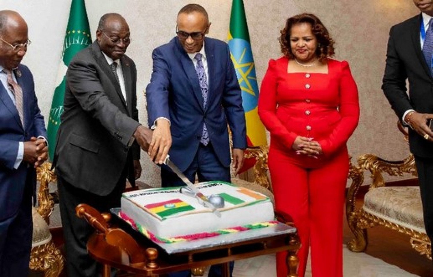 Côte d'Ivoire : Tiémoko Koné débarque à Addis-Abeba pour le 37ᵉ Sommet de l'Union Africaine, un gâteau pour la victoire des éléphants offert à son arrivée