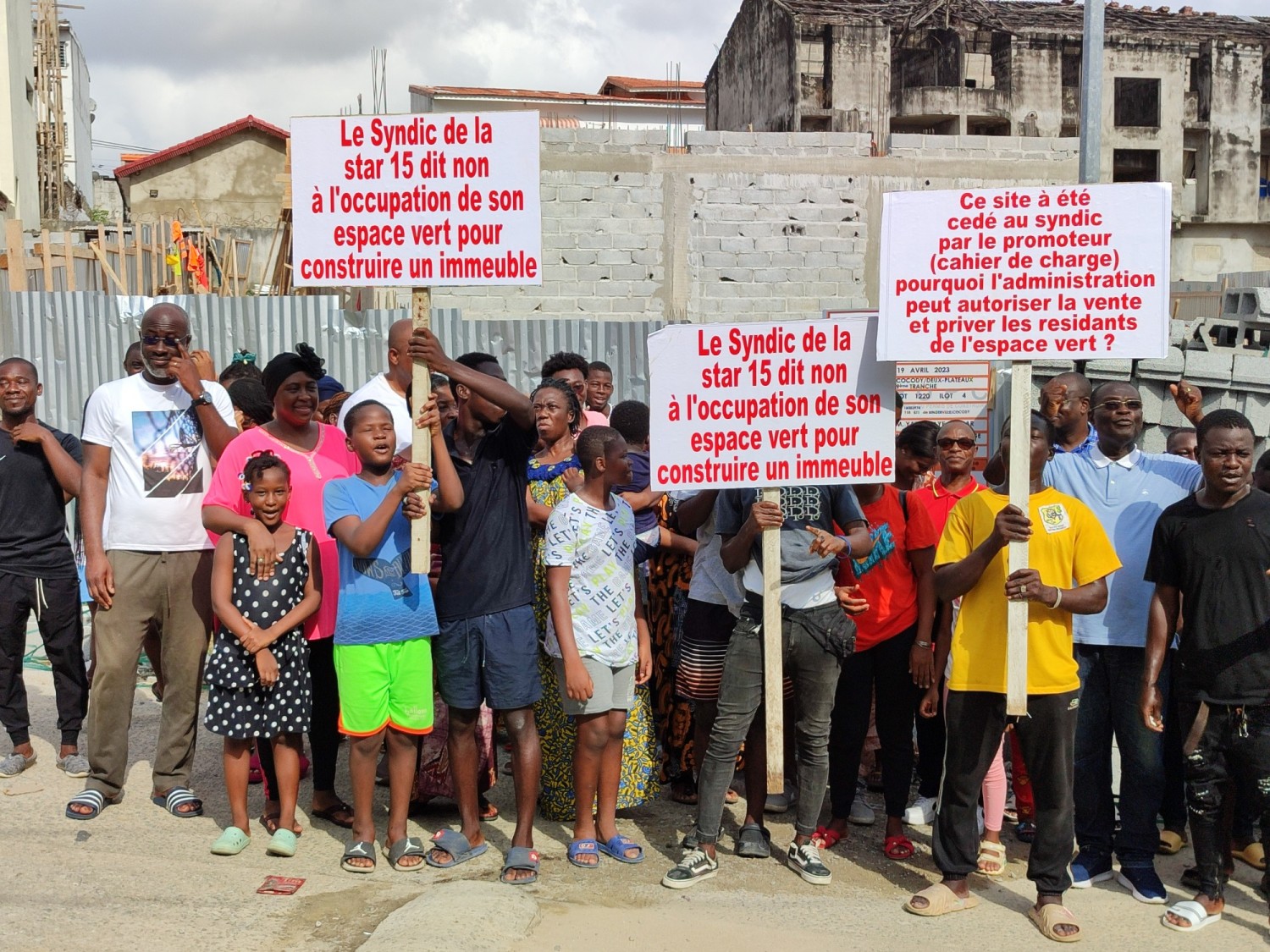 Côte d'Ivoire : Conflit foncier à Cocody, les copropriétaires de la résidence Star 15 font barrage à la spoliation de leur espace vert pour la construction d'un immeuble par un opérateur économique