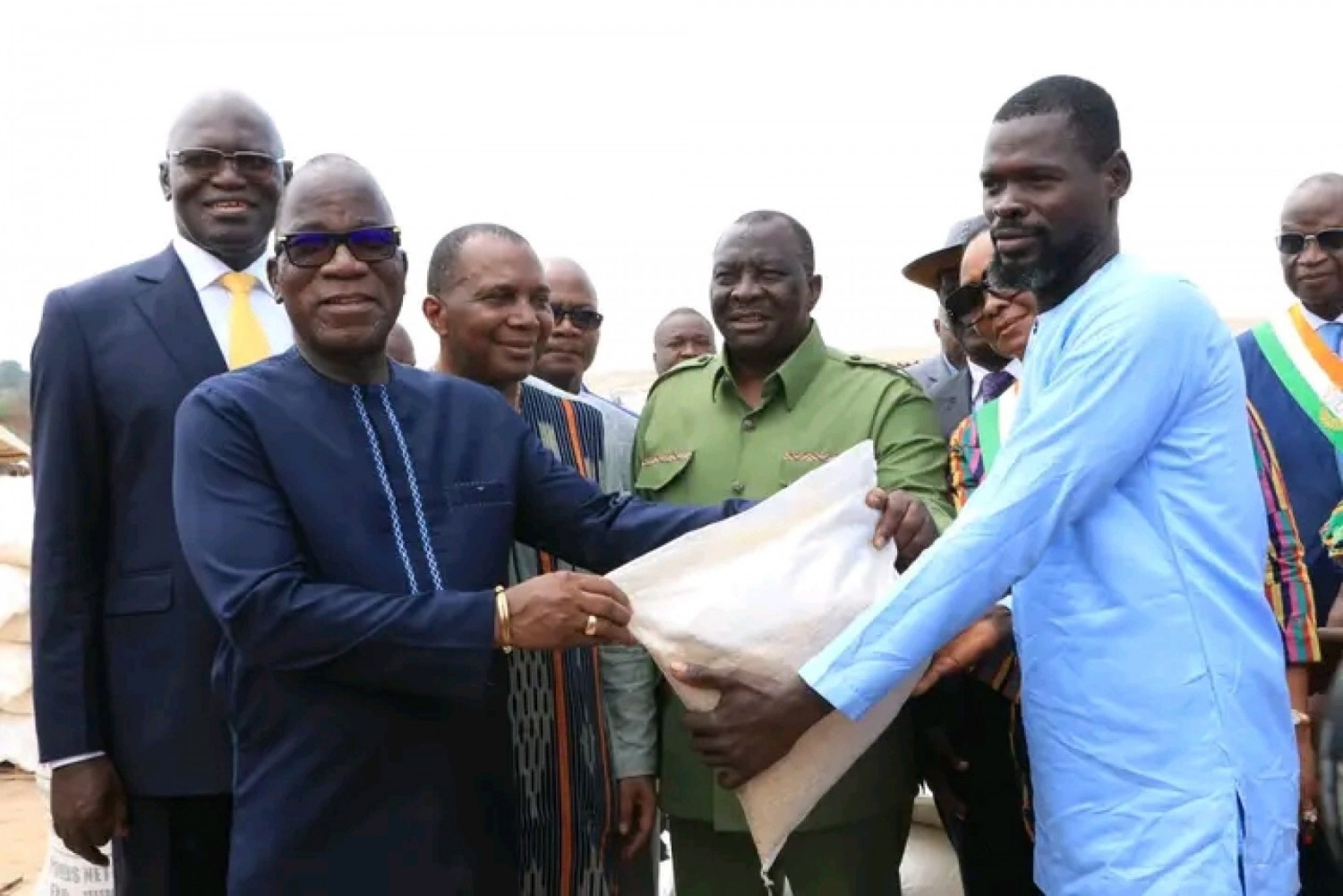 Côte d'Ivoire : À Sakassou, le ministre Adjoumani distribue des kits de production de riz à 4367 producteurs de la région de Gbêkê