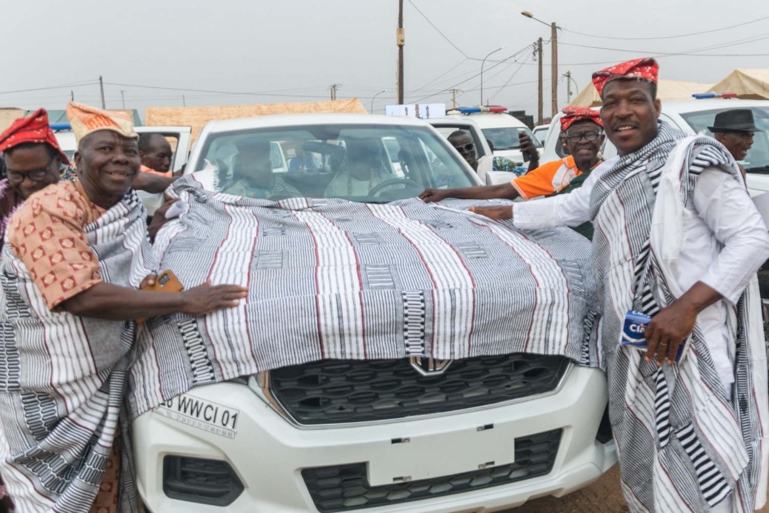 Côte d'Ivoire : Haut-Sassandra, Mamadou Touré fait don de 10 ambulances aux populations, 4 véhicules aux chefs centraux et promet des subventions mensuelles aux 397 chefs de villages et de communautés