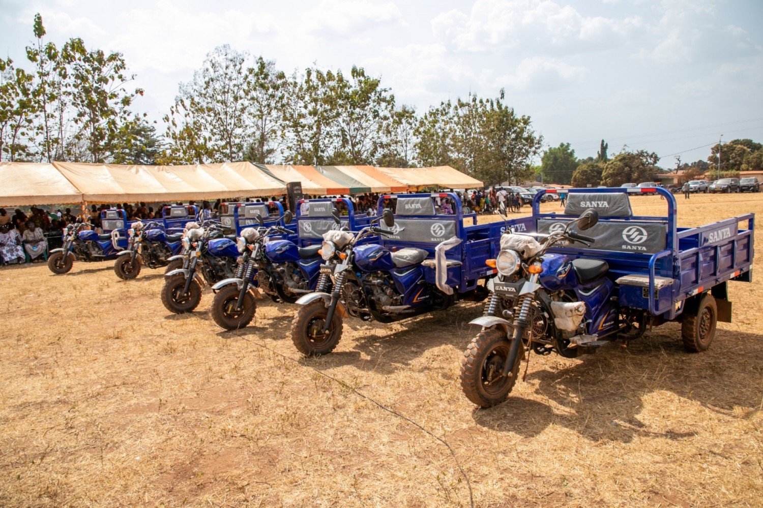 Côte d'Ivoire : Développement à Amélékia, Léon Adom offre plusieurs tricycles et une ambulance aux populations