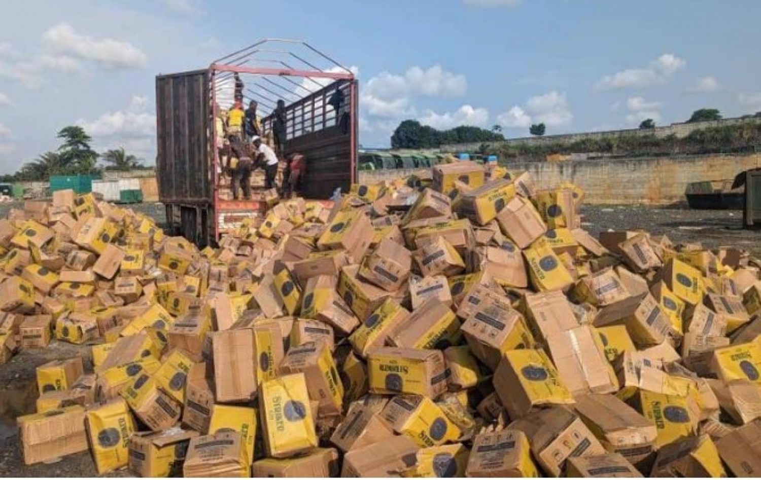 Côte d'Ivoire : Plus de 3500 cartons d'alcool prohibé qui proviendrait  du Ghana  saisis à la zone industrielle de Yopougon