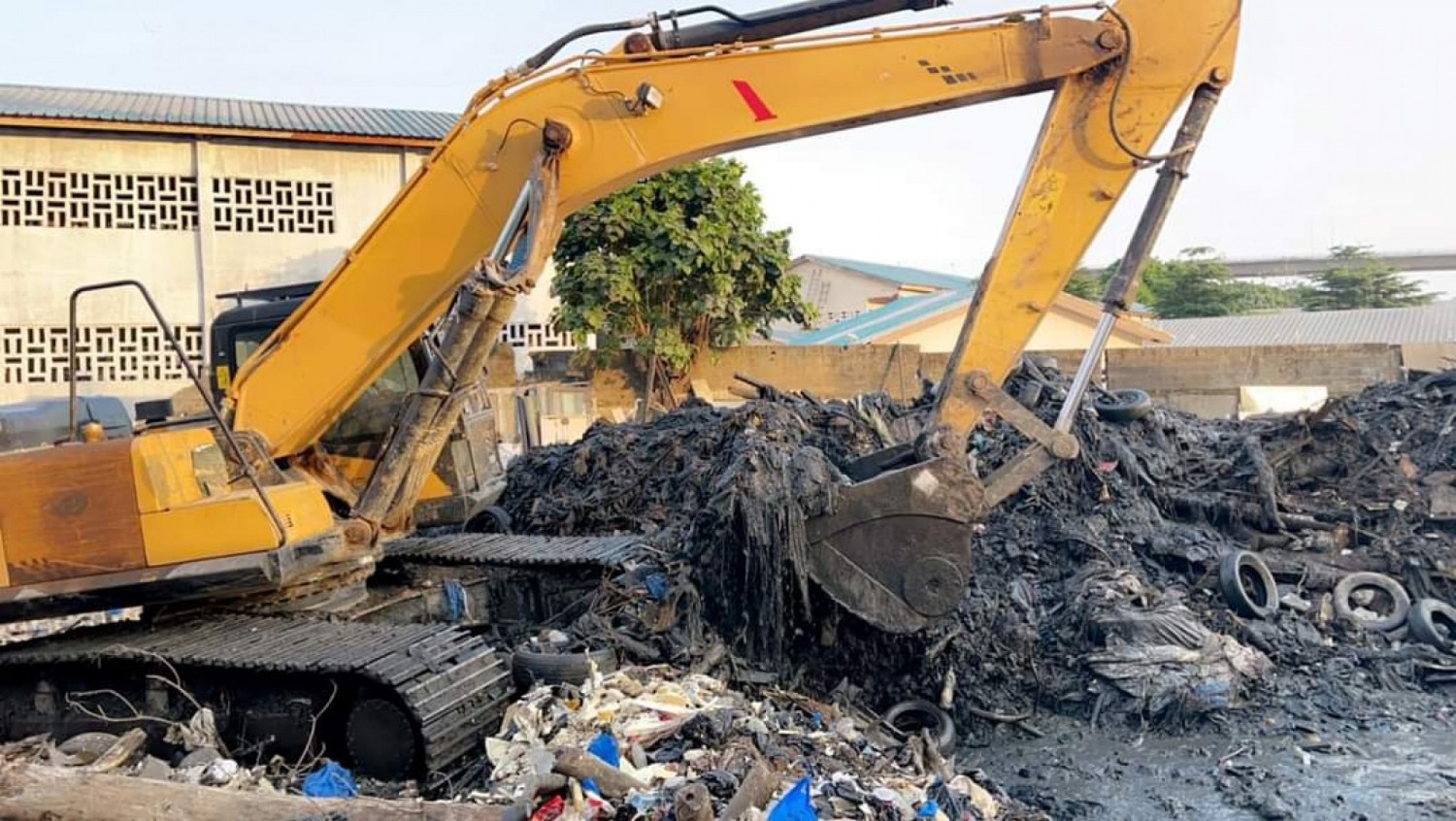 Côte d'Ivoire : Incivisme et insalubrité, Cissé Bacongo démolit des ouvrages installés sur des emprises dans la commune d'Adjamé
