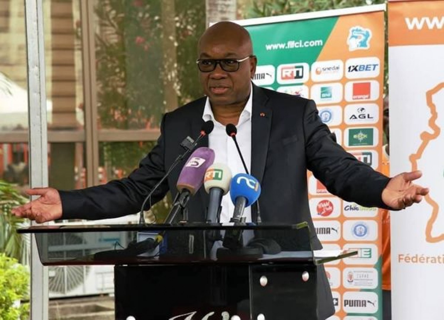 Côte d'Ivoire : 13 clubs de Ligue 1 et 2 reçoivent leurs cars, les clarifications du président de la FIF sur les conditions de l'acquisition des véhicules