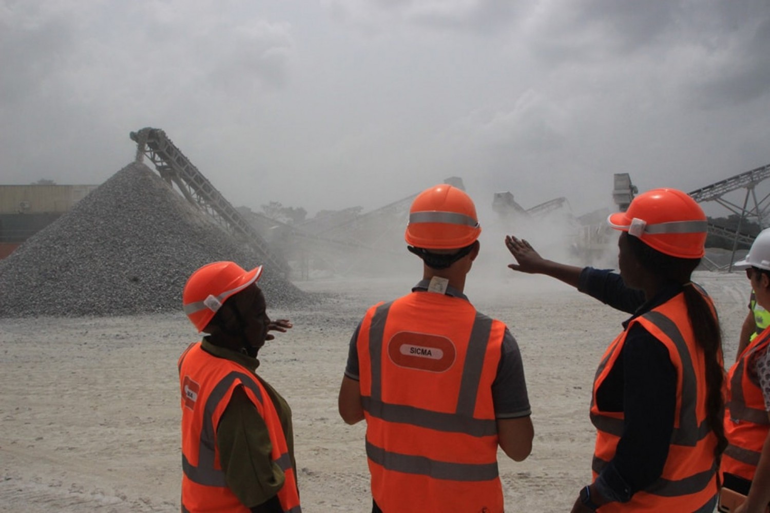 Côte d'Ivoire : Construction de la ligne 1 du métro d'Abidjan, un concasseur de 15 000 m2  installé  sur la carrière située à Attinguié