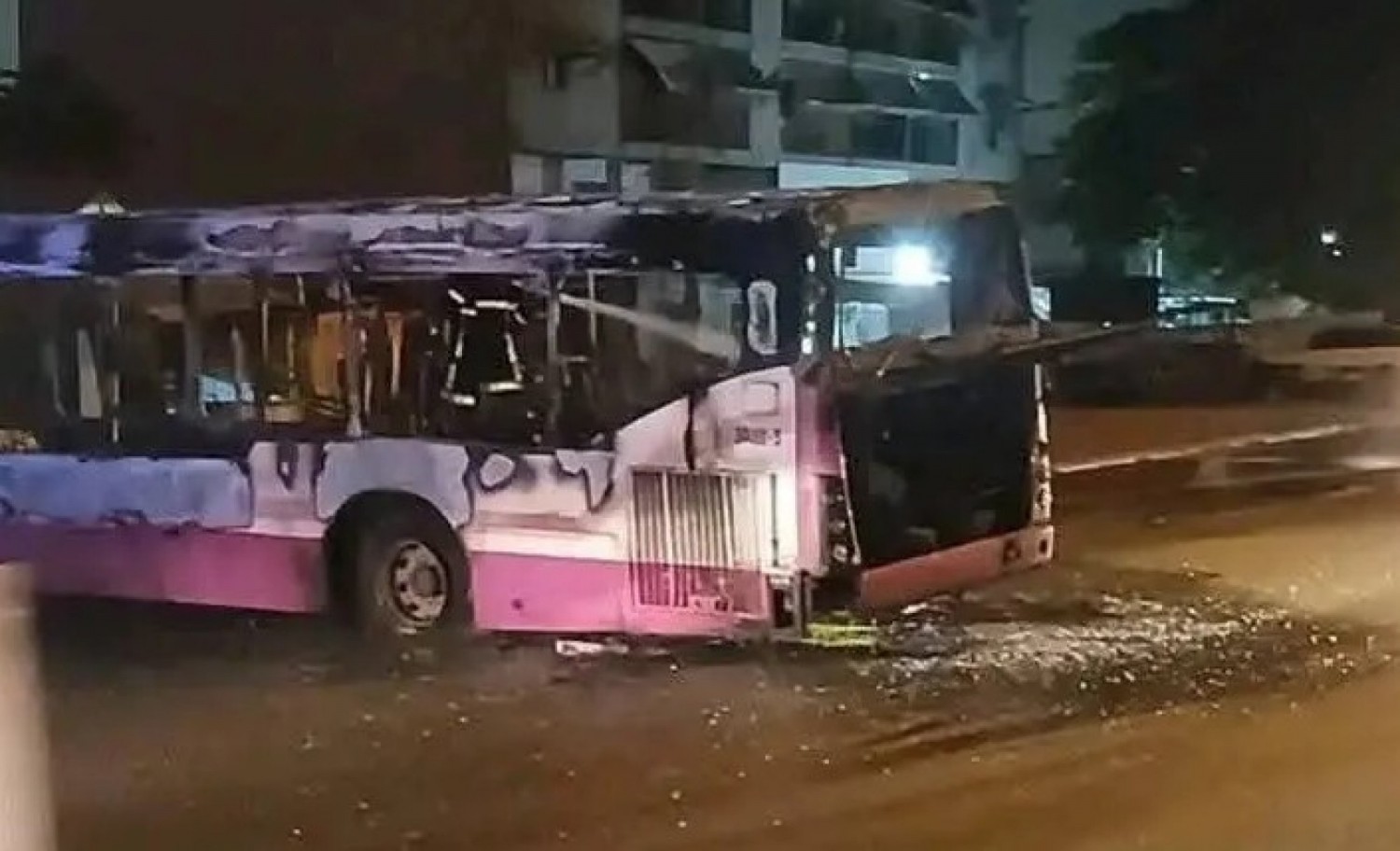 Côte d'Ivoire : Casseurs à Yopougon, un bus en flammes, un véhicule de police attaqué