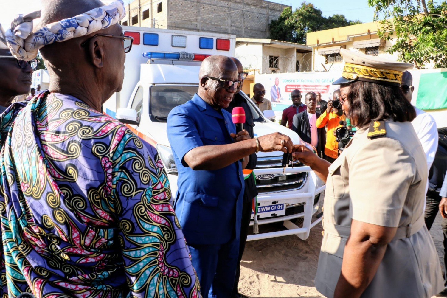 Côte d'Ivoire : Gbêkê, le Conseil Régional offre cinq ambulances à des centres de santé qui souhaitent le « bitumage d'un axe pour leur bonne santé »