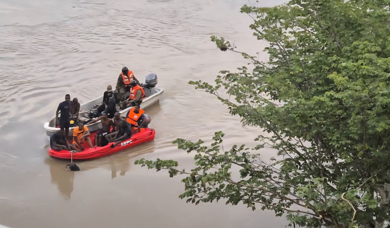 Bénin : Un bus nigérien chute dans le fleuve Ouémé, un mort et des dizaines de disparus