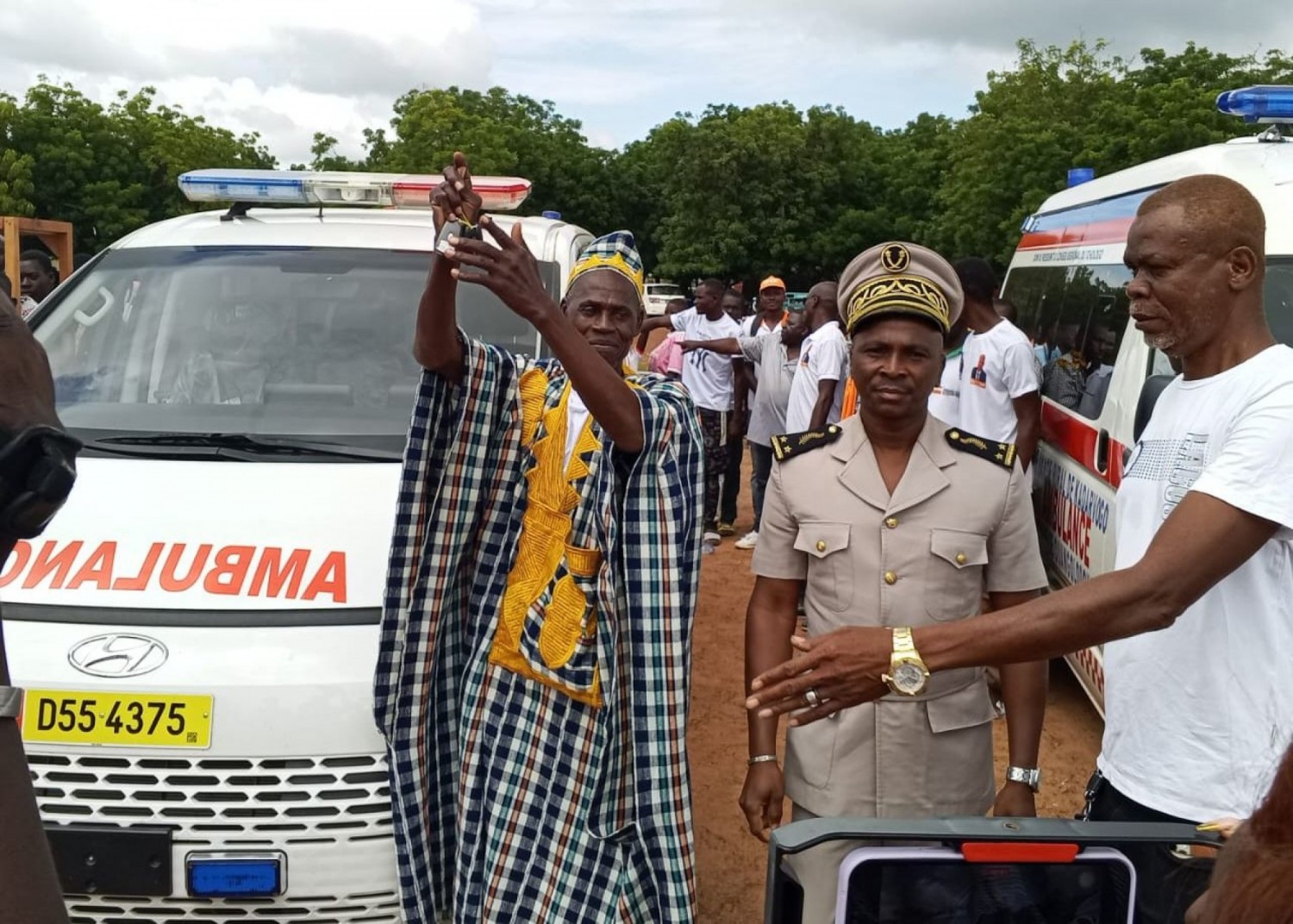 Côte d'Ivoire : Le conseil régional du Tchologo offre des ambulances à plusieurs villages