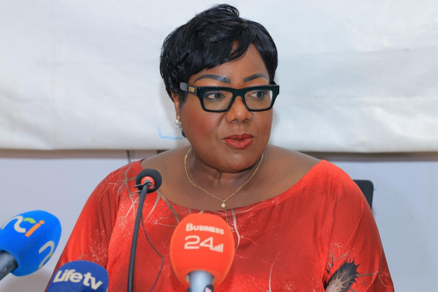 Côte d'Ivoire : Prime Ado, Anne Ouloto rassure les syndicats et appelle à la sérénité face à la menace de grève