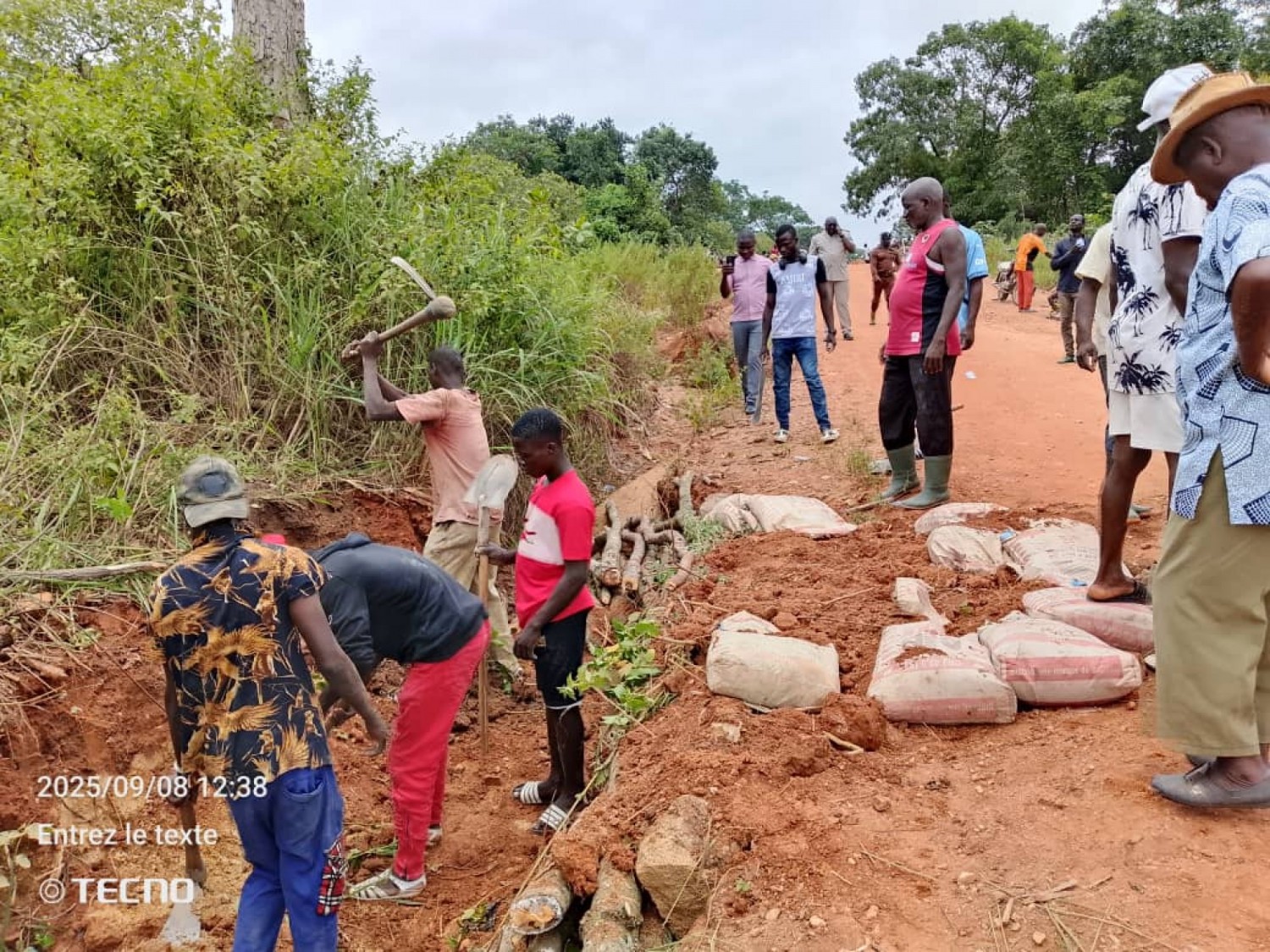 Côte d'Ivoire: Région du Hambol, le Sous-préfet d'Arikokaha et les populations se mobilisent pour le reprofilage léger de la voie menant à Nagoniékaha